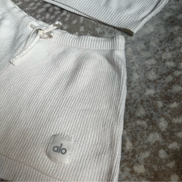 ALO Yoga Supernatural Too and Short Set - Picture 8 of 12